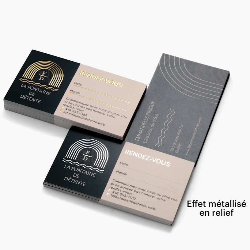 Une pile de cartes de rendez-vous avec effet métallisé doré en relief et une pile de cartes de rendez-vous avec effet métallisé argenté en relief; les deux ont été créées pour le même spa et utilisent le même graphisme.