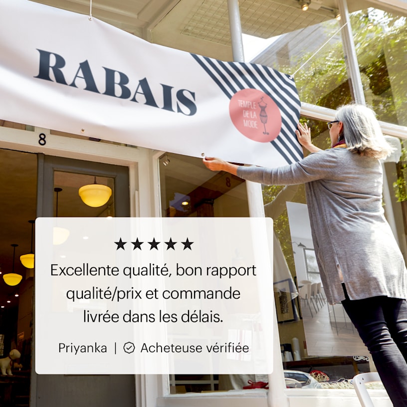 Photo d’une commerçante en train d’accrocher une banderole en vinyle annonçant des soldes, accompagnée d’un avis client : « Excellente qualité, bon rapport qualité-prix et commande livrée dans les délais ».
