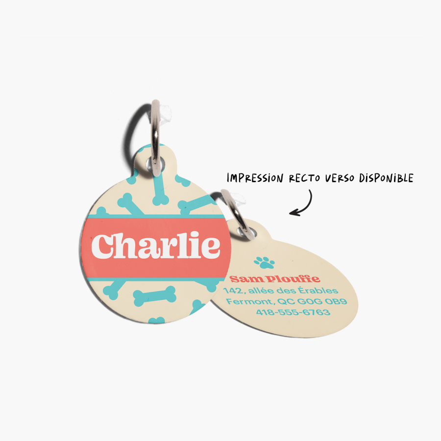 Vue de devant et de derrière d’une médaille pour animal de compagnie, personnalisée avec le nom d’un animal et les coordonnées de son propriétaire.