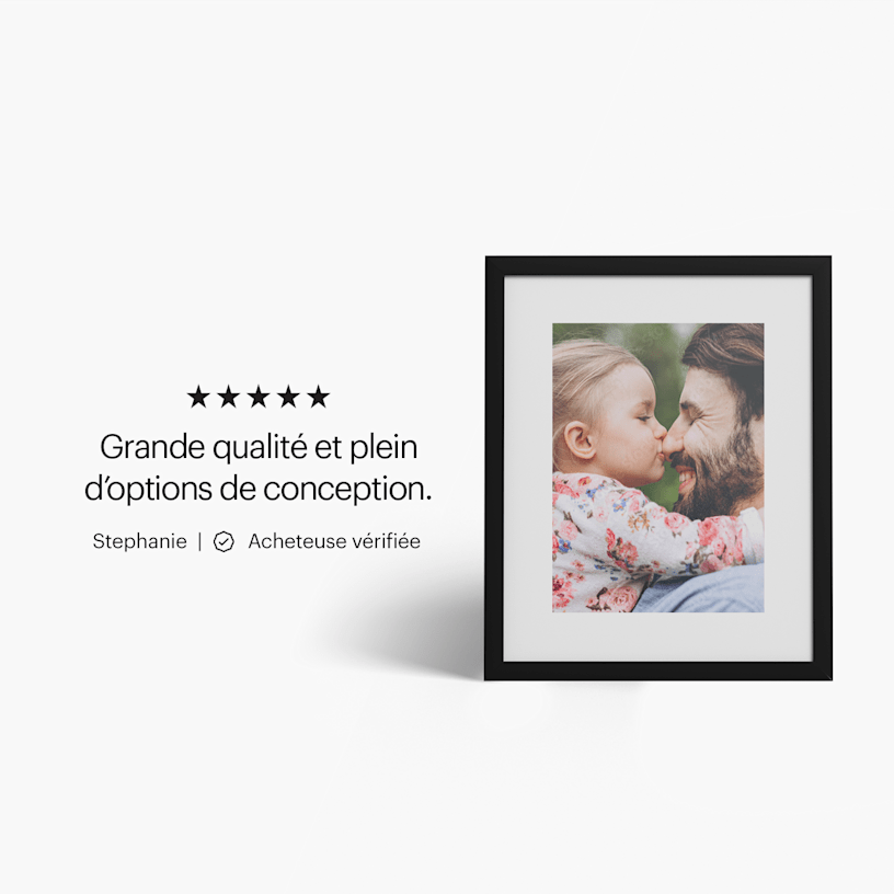 Une impression encadrée présentant la photo d’un enfant et d’un homme qui s’étreignent. 