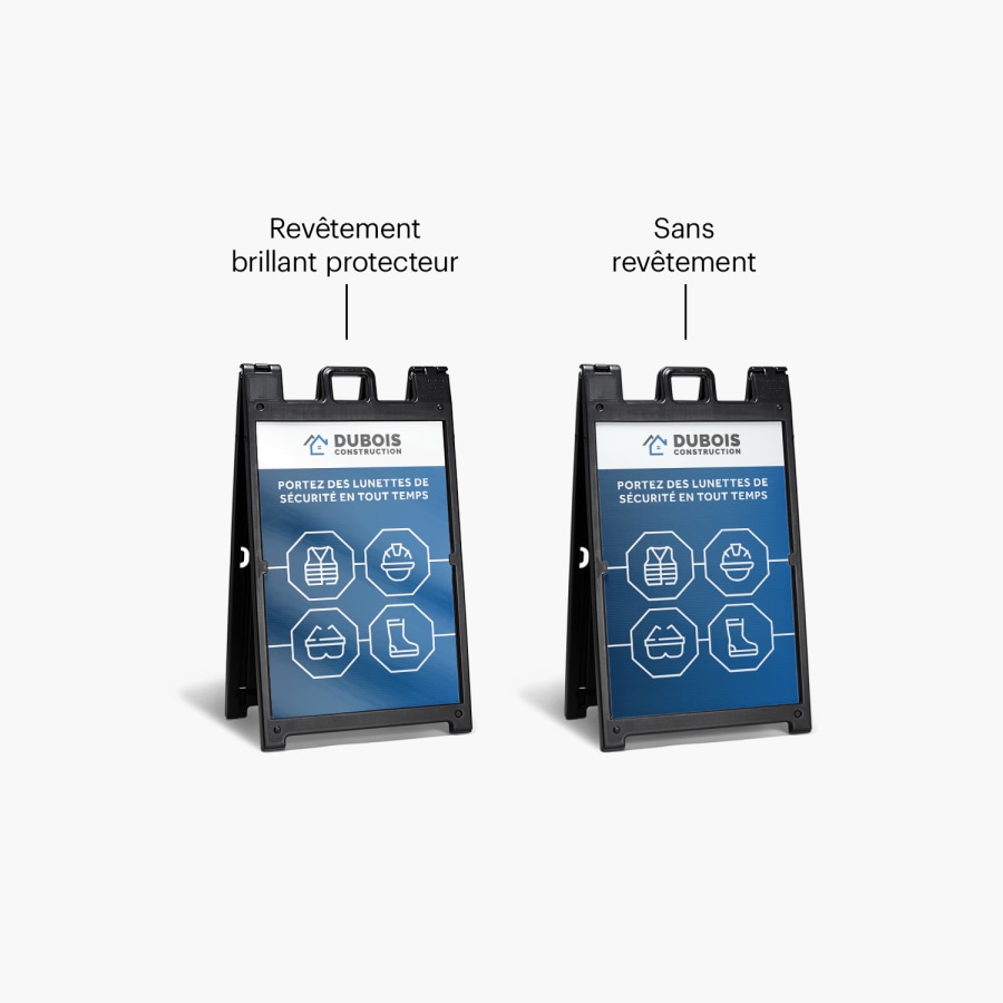 2 panneaux SignicadeMD noirs avec notre revêtement protecteur brillant et sans aucun revêtement.