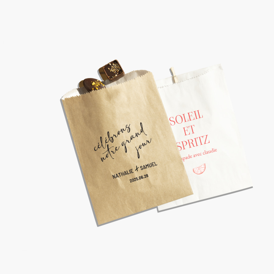 Deux mini sacs cadeaux personnalisés en papier kraft et blanc, l’un pour un mariage et l’autre pour un enterrement de vie de jeune fille.