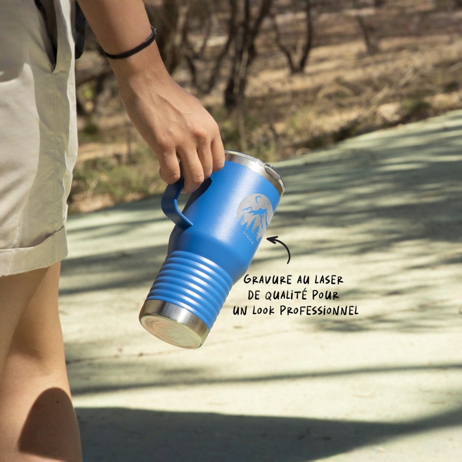 Une tasse de voyage bleue personnalisée transportée lors d’une randonnée. 