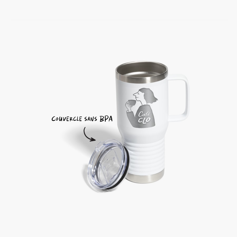 Une tasse de voyage blanche personnalisée avec le nom et le logo d’un café, avec une note indiquant que son couvercle est sans BPA. 