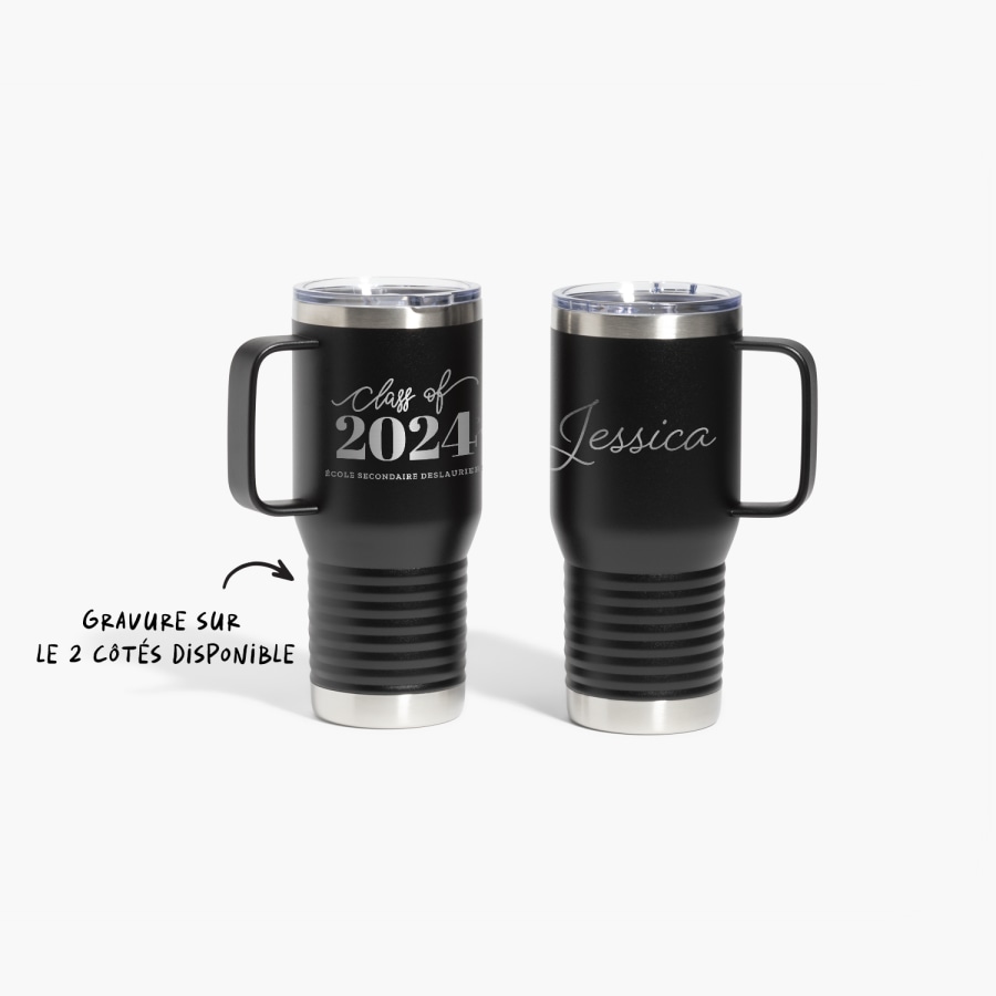 Deux tasses de voyage noires isothermes personnalisées avec l’année et le nom d’une personne diplômée, avec une note indiquant la possibilité d’une gravure sur les deux côtés.  