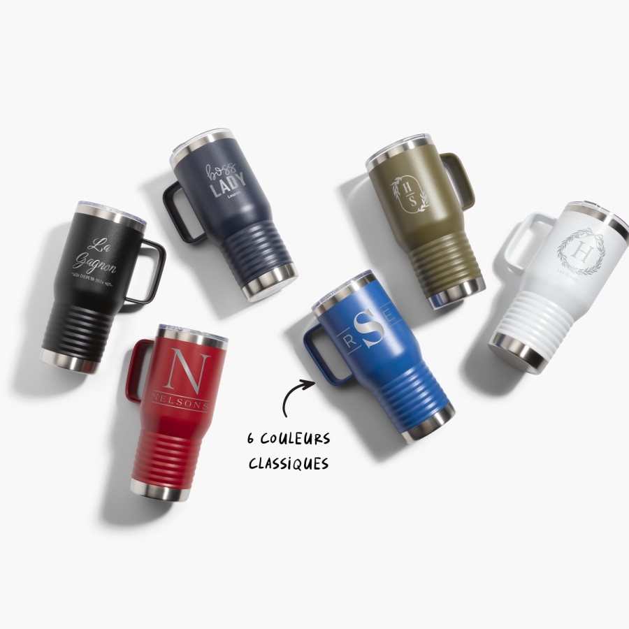 6 tasses de voyage personnalisées avec différents noms et détails, avec une note indiquant que les tasses se déclinent en 6 couleurs classiques. 