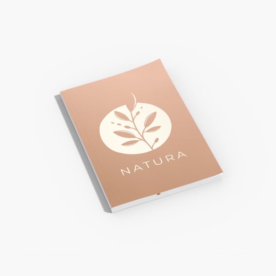 Un journal personnalisé avec le nom d’entreprise Natura inscrit sur la couverture.