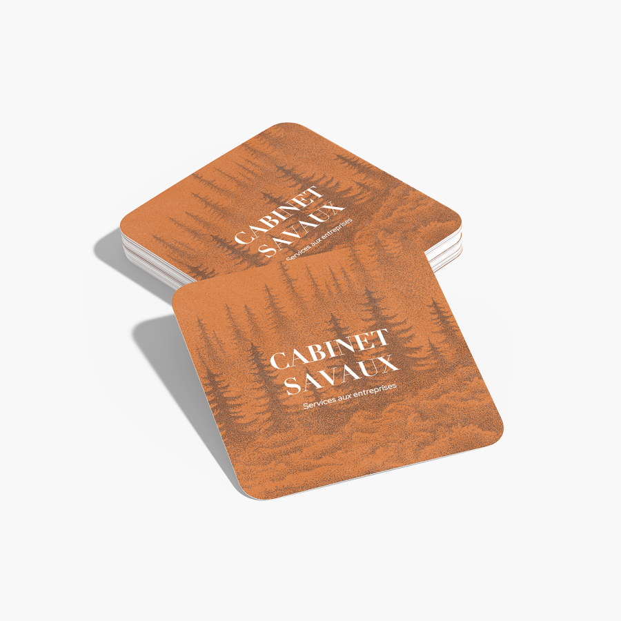 Des cartes d’affaires effet sablé de forme carrée, avec des coins arrondis. 