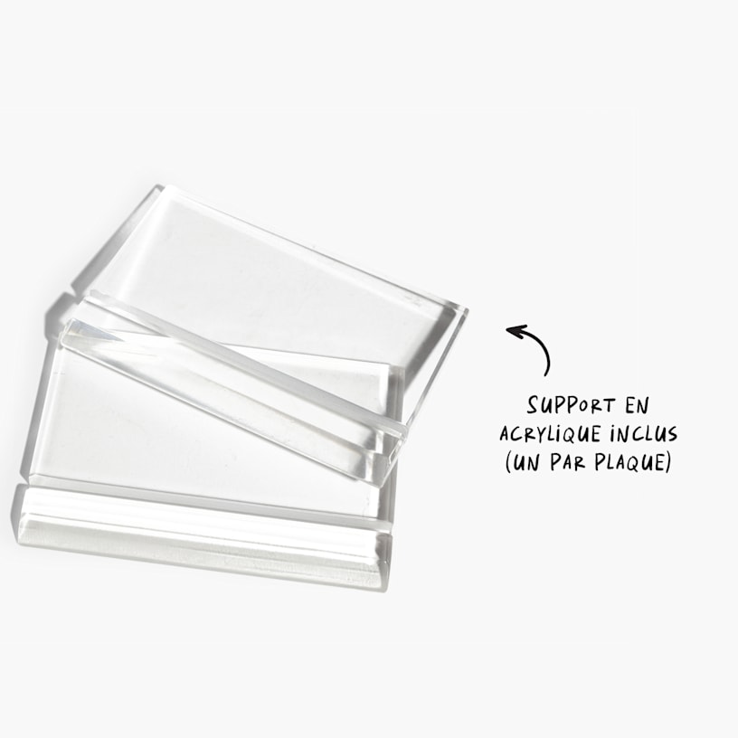 Deux supports transparents, avec une remarque précisant que chaque plaque photo vient avec un support. 