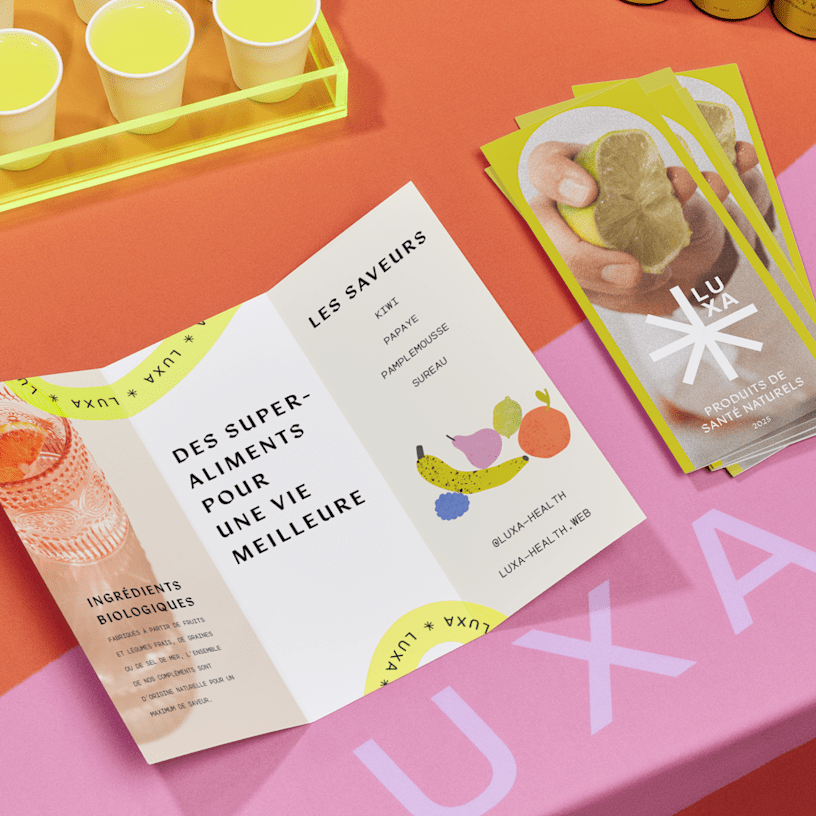 Dépliants à trois volets pour une marque de suppléments de santé, sur une table colorée, avec des échantillons en arrière-plan.