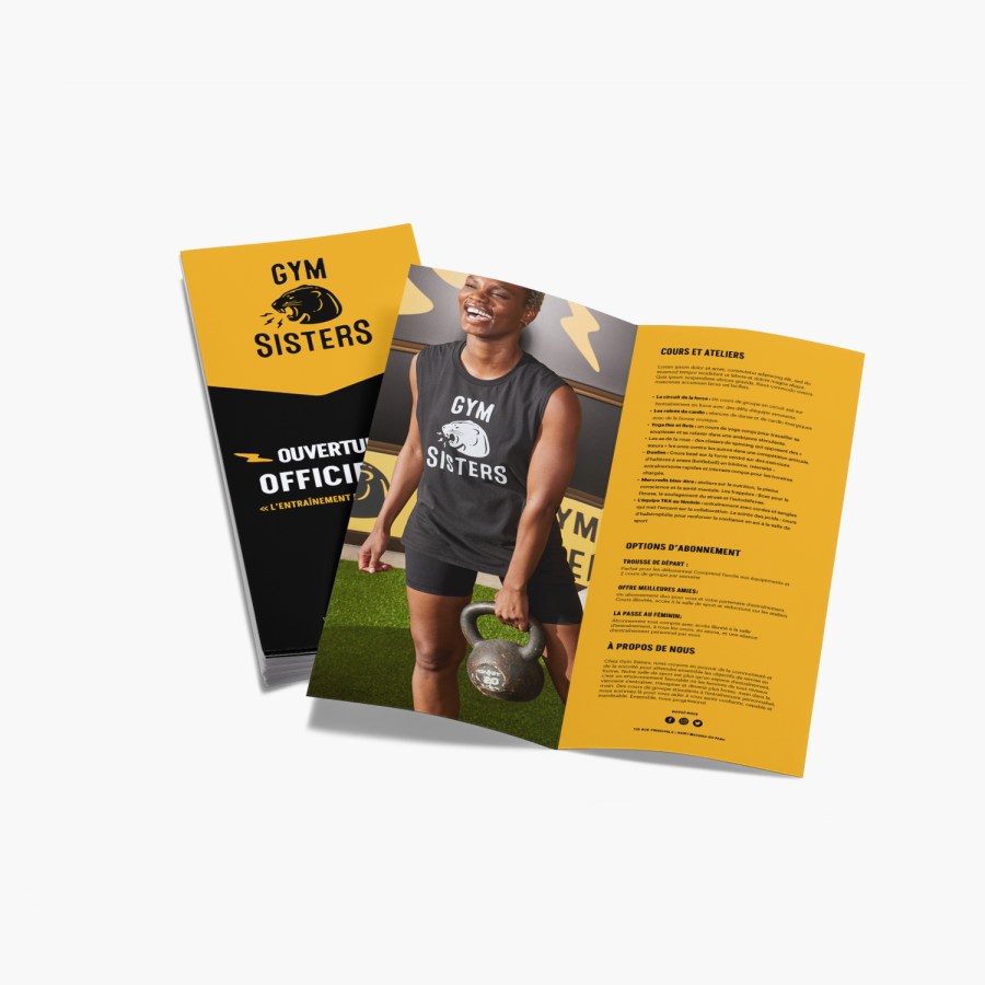 Deux dépliants à deux volets créés pour une salle de sport, l’un ouvert et l’autre fermé.