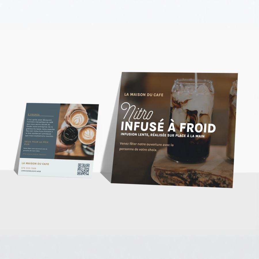 Deux tailles différentes de cartes postales de forme carrée pour un café local.