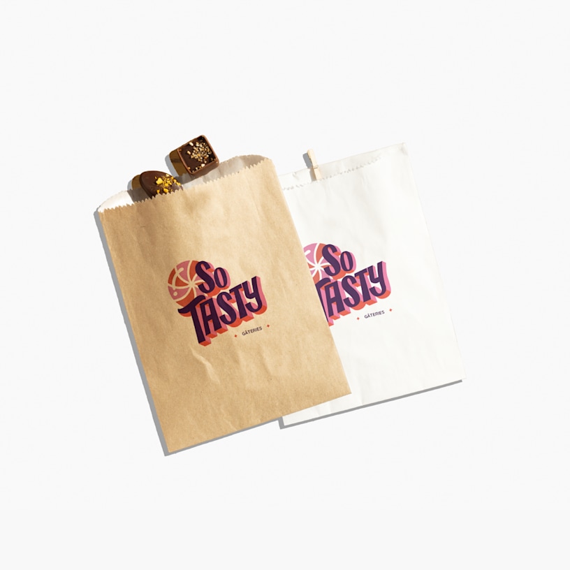 Deux sachets de friandises remplis de gâteries au chocolat.