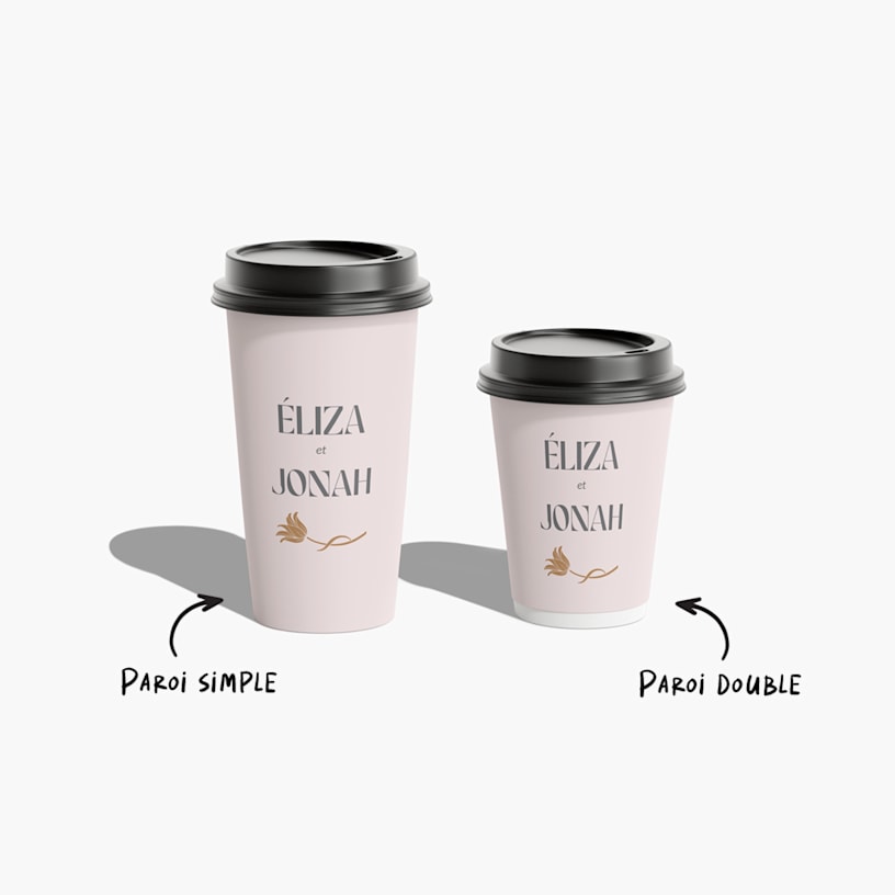 Deux gobelets en carton personnalisés avec couvercles noirs : l’un à paroi simple, l’autre à paroi double.