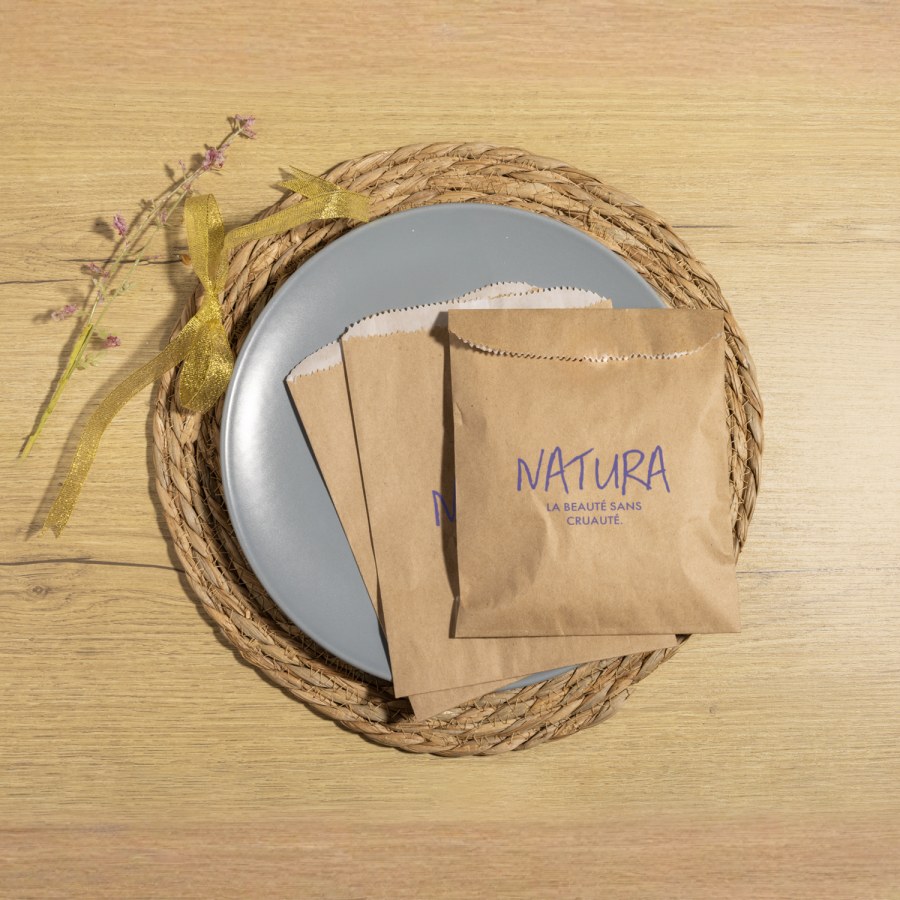 Trois sachets de friandises faisant la promotion d’une marque de cosmétiques biologiques.