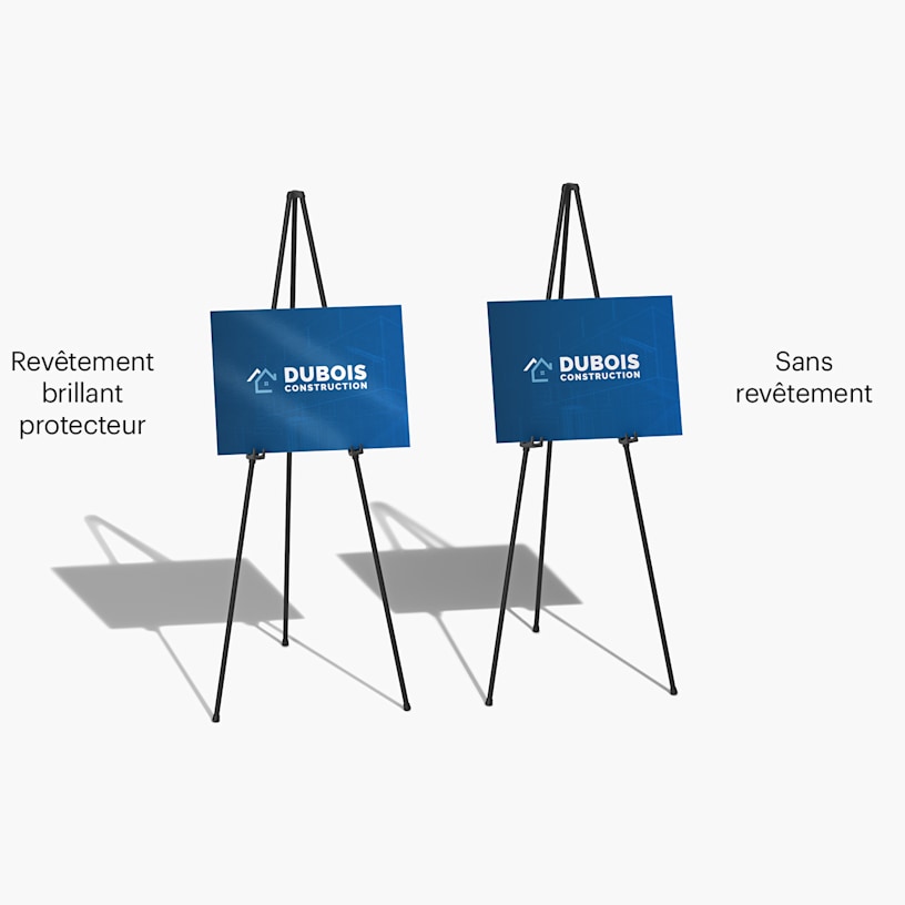 2 panneaux en carton-mousse posés sur des chevalets télescopiques, l’un possédant un revêtement brillant et l’autre sans revêtement.