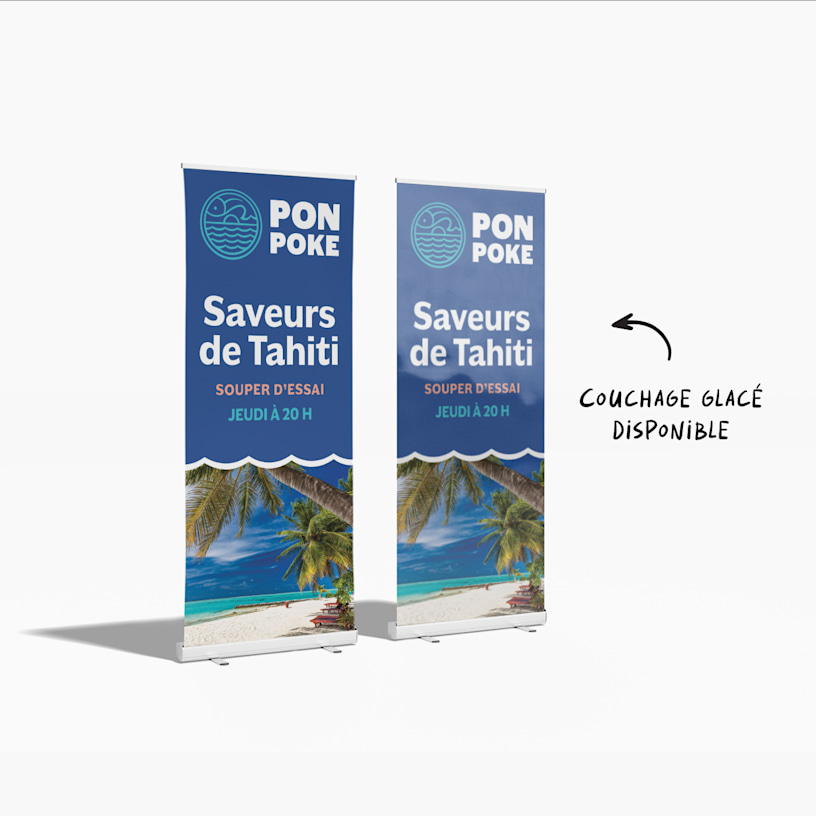 Deux banderoles rétractables faisant la promotion d’un restaurant de bols de poké, dont une présente le revêtement protecteur brillant en option.