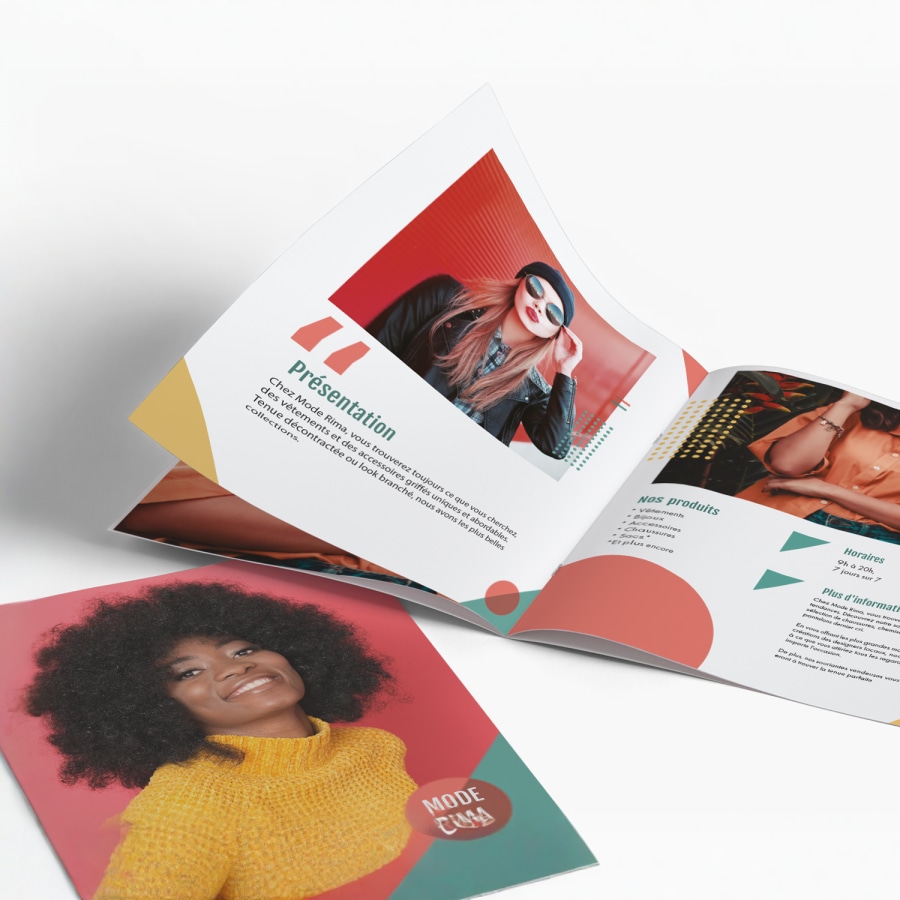 Un livret avec couverture à même pour une entreprise de beauté et de mode, ouvert à une page présentant plusieurs photos.