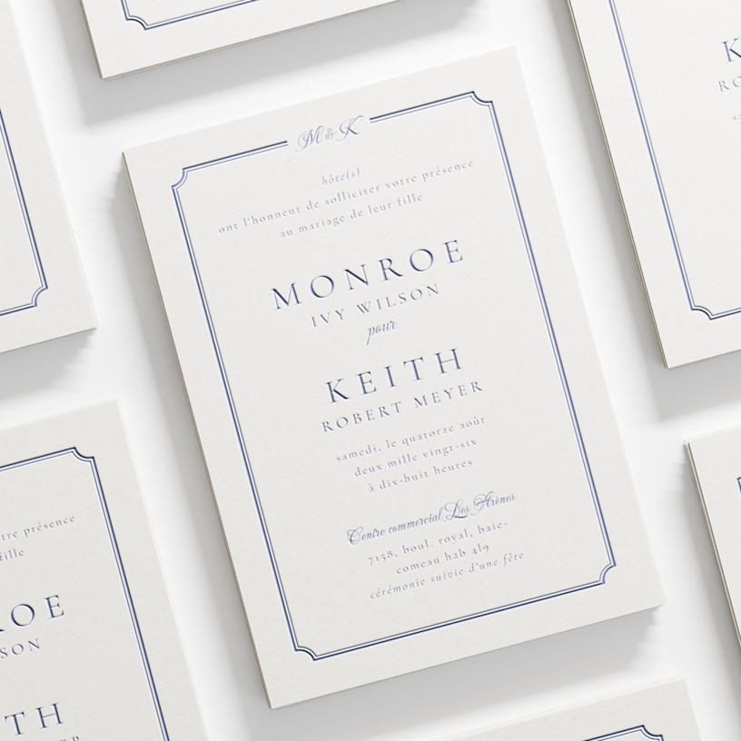 Un faire-part de mariage typographique avec une police classique et une bordure élégante. 
