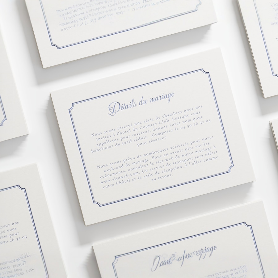 Un carton d’accompagnement typographique avec une écriture élégante et une bordure de style ancien. 