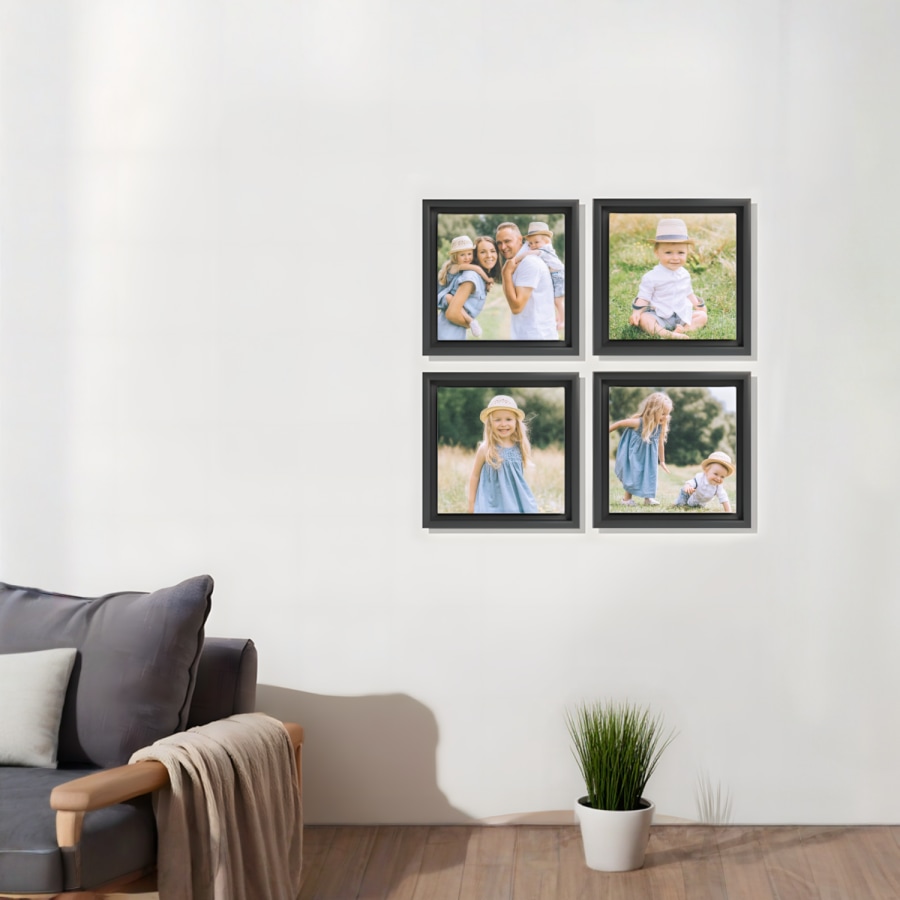 Quatre toiles encadrées d’une famille accrochées au mur d’un salon. 