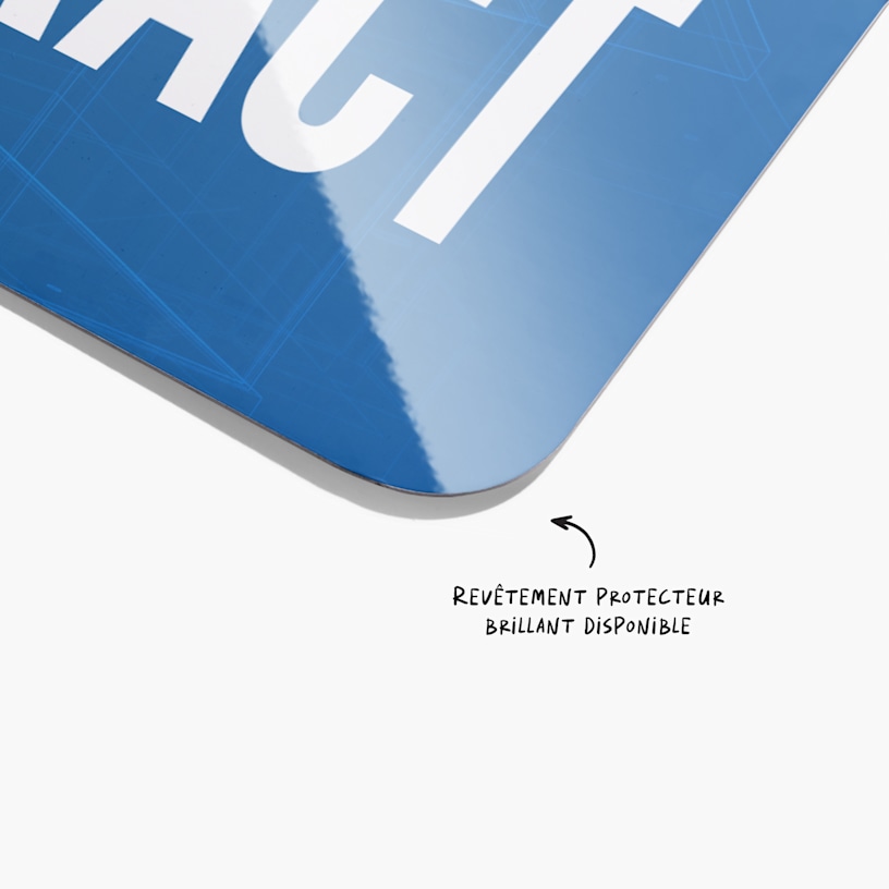 Une pancarte immobilière d’extérieur bleue mettant en évidence le revêtement protecteur brillant.