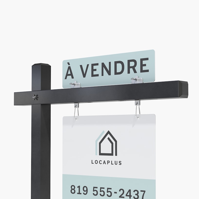  Un ajout annonçant un bien à la vente, placé en haut d’un poteau potence noir, auquel est suspendue une pancarte immobilière d’extérieur.