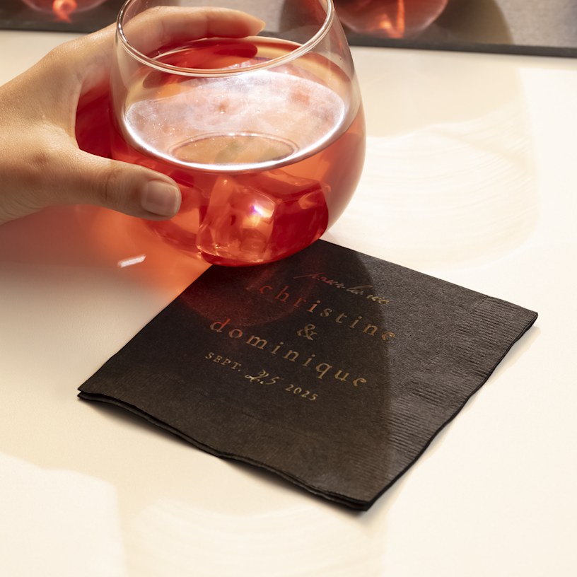 Une serviette effet métallisé personnalisée pour un mariage, imprimée avec un effet métalisé doré. 