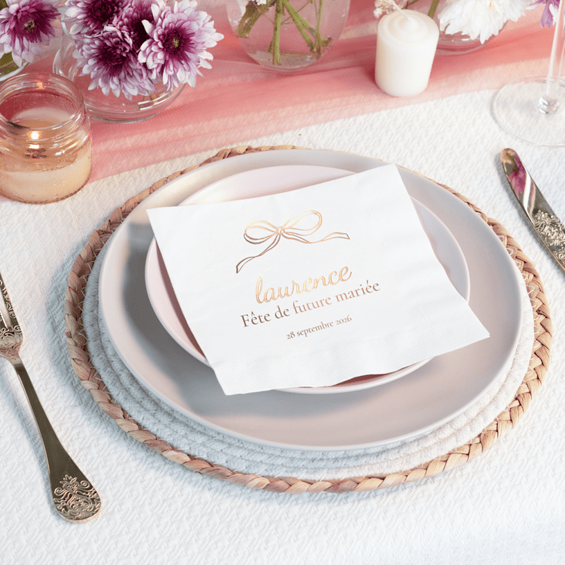 Une serviette de table effet métalisé personnalisée pour une fête prénuptiale. 