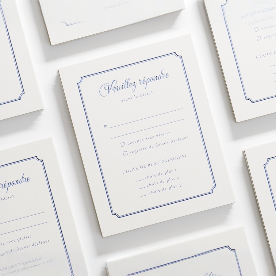 Une carte-réponse typographique avec une écriture cursive. 