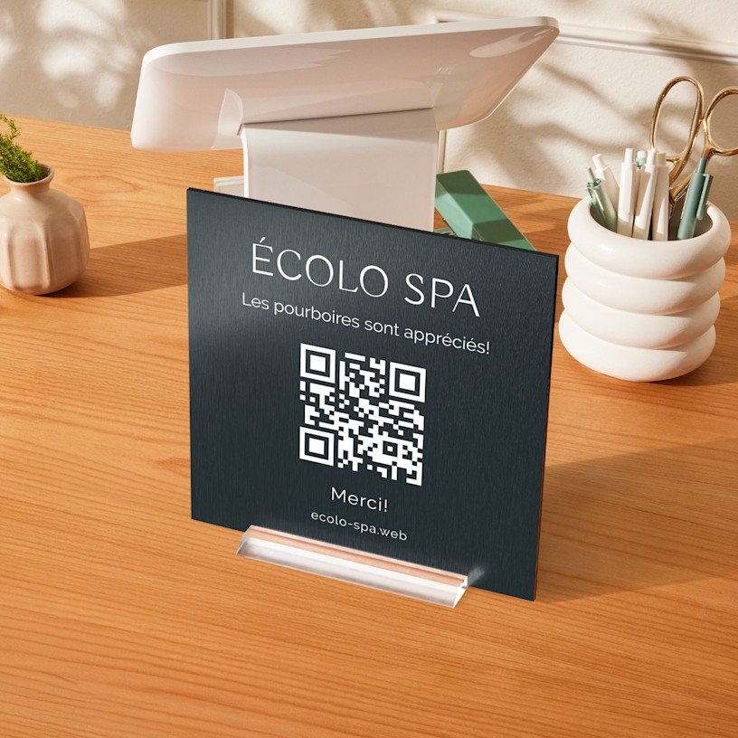 Une pancarte de table en métal conçue pour un spa affiche un code QR permettant de laisser un pourboire.