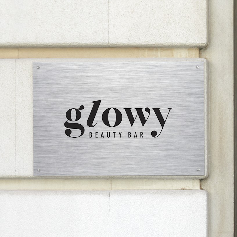 Panneau composite en aluminium d’un salon d’esthétique, accroché à un mur.