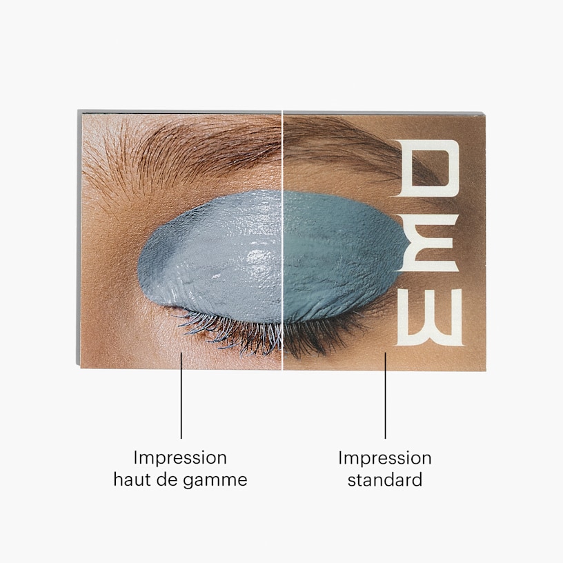 Un panneau composite en aluminium montrant la différence entre les options d’impression haut de gamme et standard.