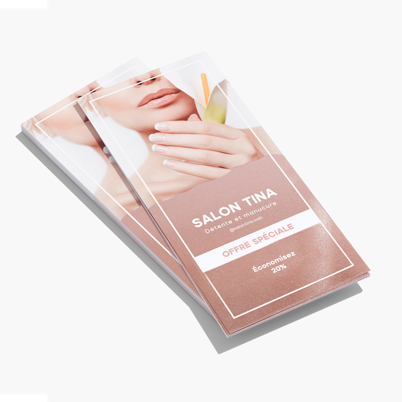 Une pile de cartons d’information présentant des reflets brillants dans les tons de bronze, provenant d’un salon de manucure.