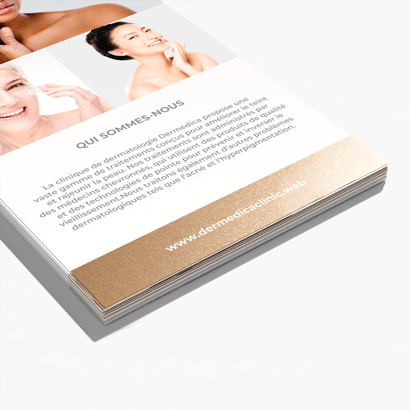 Cartons d’information d’une clinique de dermatologie, présentant un effet métallisé aux reflets bronze lustrés et contenant des renseignements sur l’entreprise.