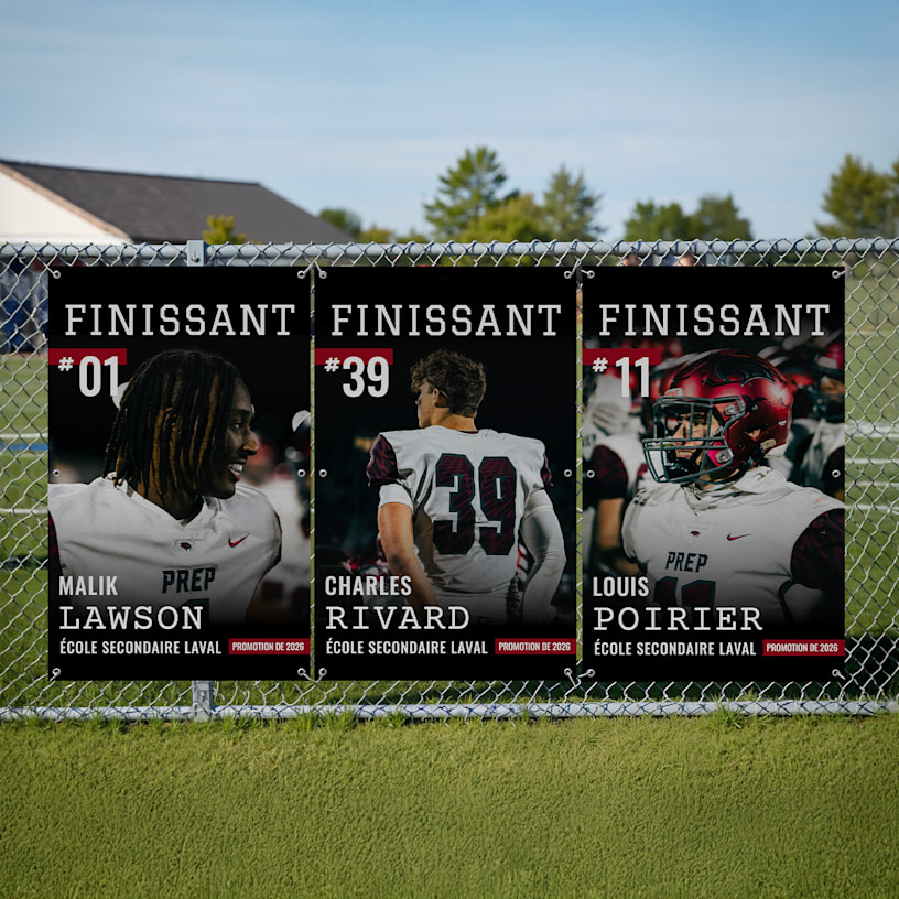 Trois banderoles en vinyle accrochées à une clôture présentent les joueurs de football d’une école secondaire avec leurs statistiques.