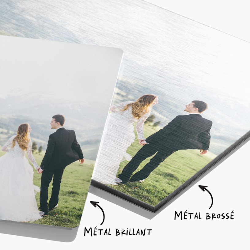 Deux plaques photo de mariage empilées, avec une note indiquant que l’une est en métal brossé et l’autre en métal brillant. 