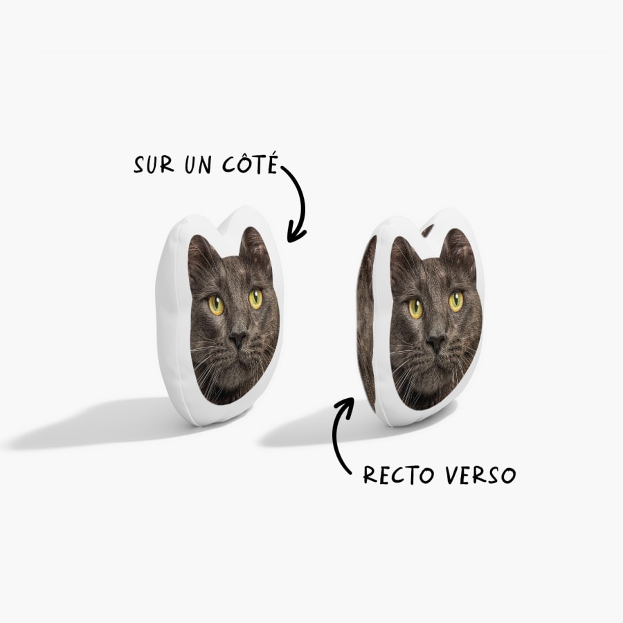 Un coussin en forme de tête de chat avec la même photo de chat, avec une note indiquant que vous pouvez imprimer un côté ou recto-verso.