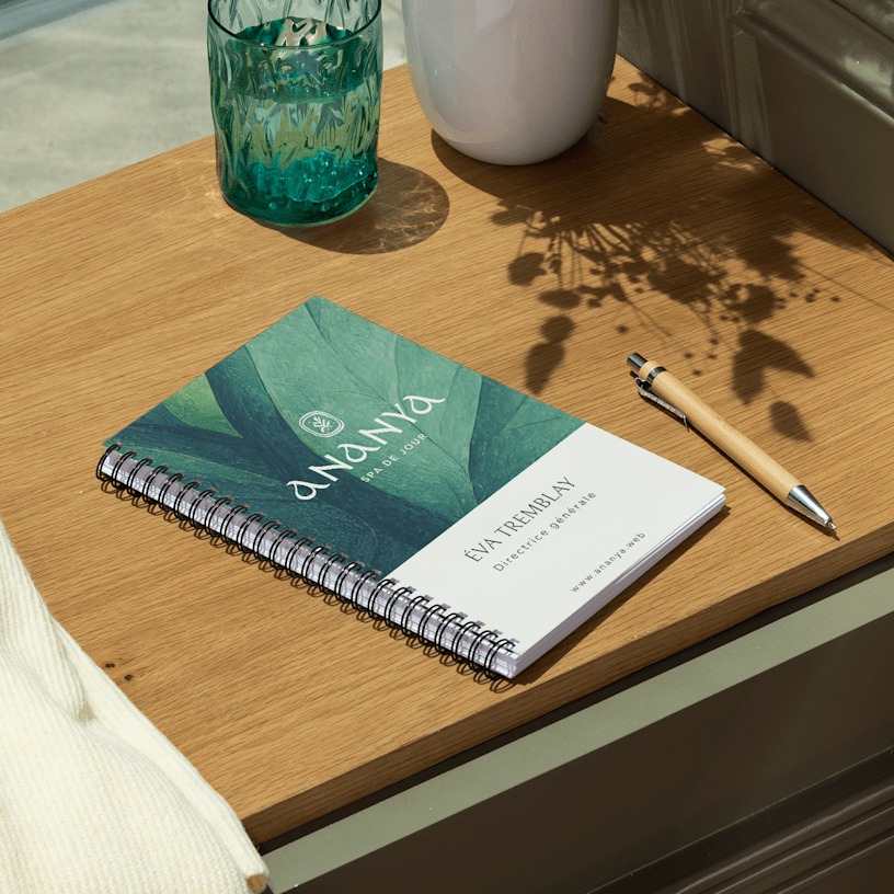 Un cahier personnalisé fermé, posé sur un bureau.