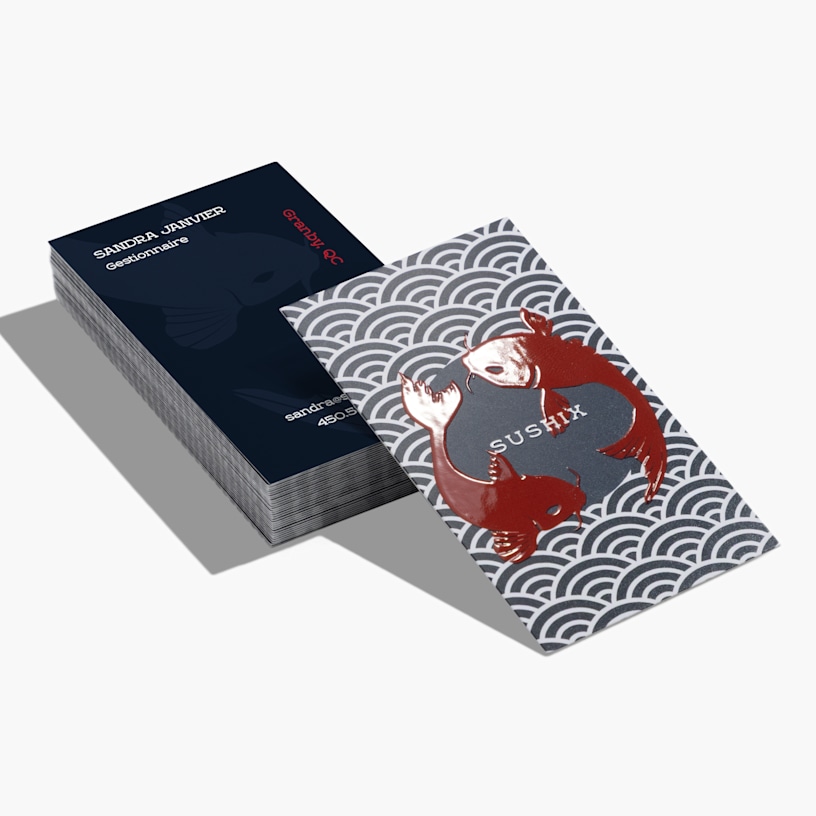 Une pile de cartes d’affaires créées pour un restaurant de sushis, dont le logo est imprimé avec un effet brillant en relief au recto et les coordonnées figurent au verso.