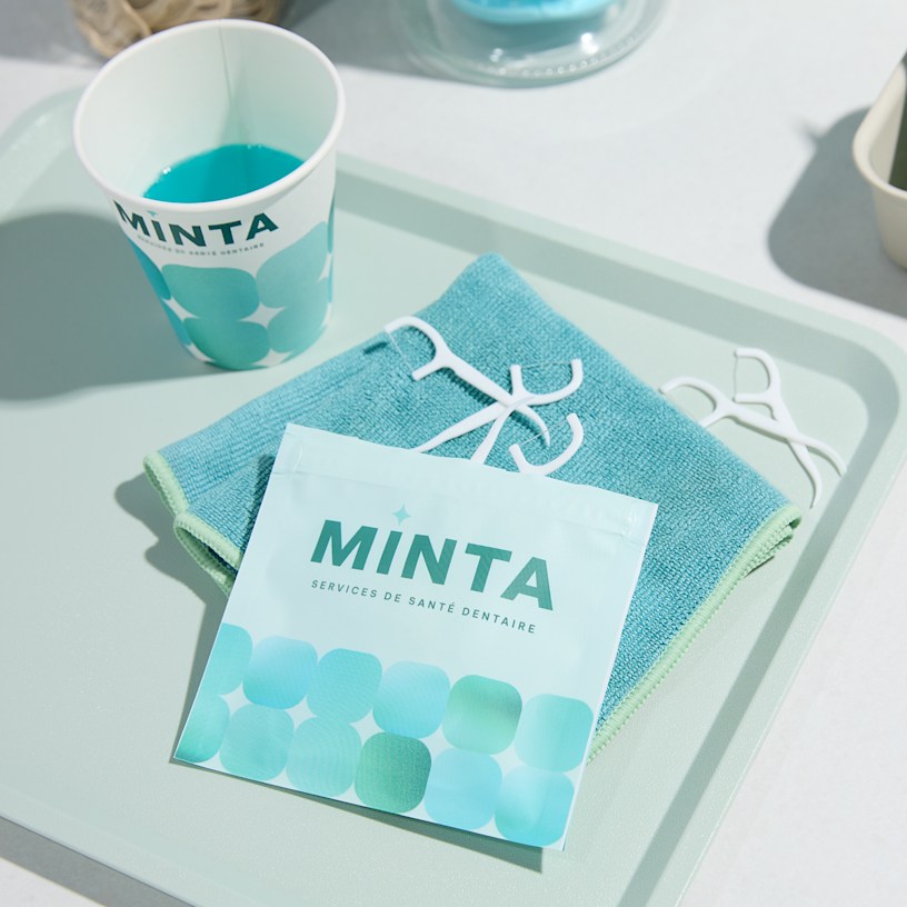 Pochette plate pour clinique dentaire avec brossettes interdentaires à l’intérieur.