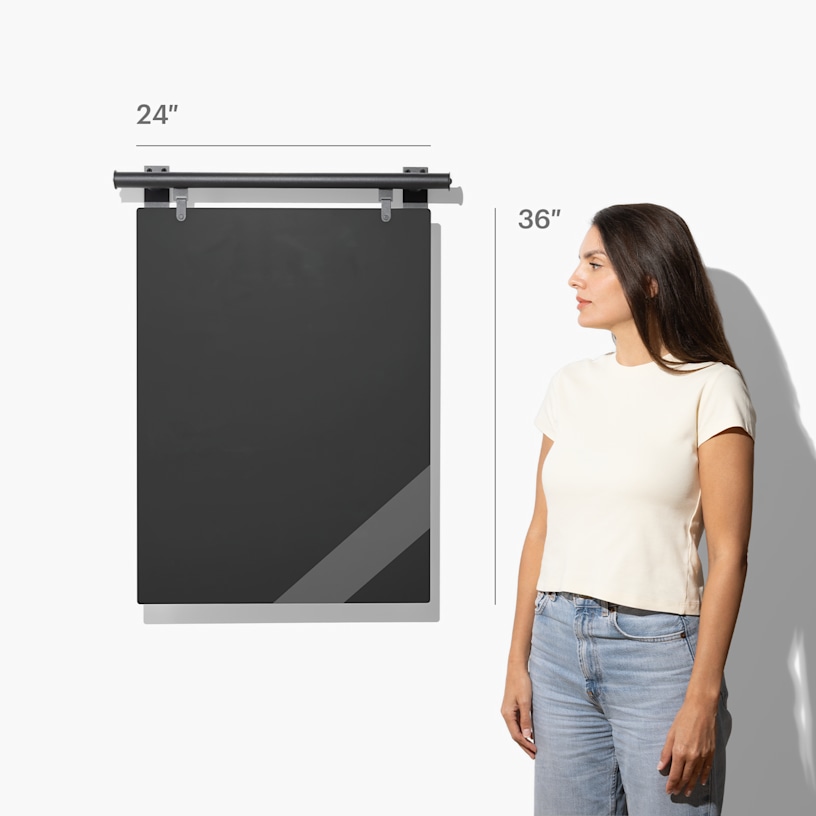 Un tableau de menu indiquant les dimensions du panneau et de son support, soit 24 x 36 pouces. Une femme se tient debout à côté du tableau de menu pour montrer l’échelle.
