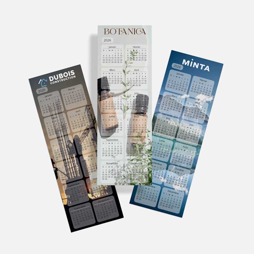 Trois calendriers signets 2026 aux graphismes variés (une entreprise de construction, une fleuristerie et un paysage de montagne), disposés côte à côte.