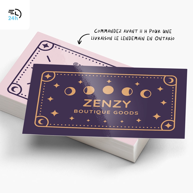 Une pile de cartes d’affaires glacées, créées pour une boutique, avec une icône de livraison en 24 heures dans le coin et une note indiquant : « Commandez avant 11 heures pour une livraison le lendemain en Ontario ».