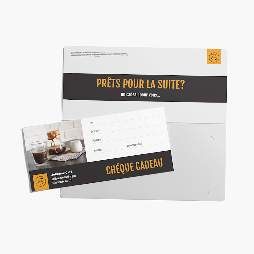Un chèque cadeau d’un café, posé contre un porte-chèque cadeau ouvert.