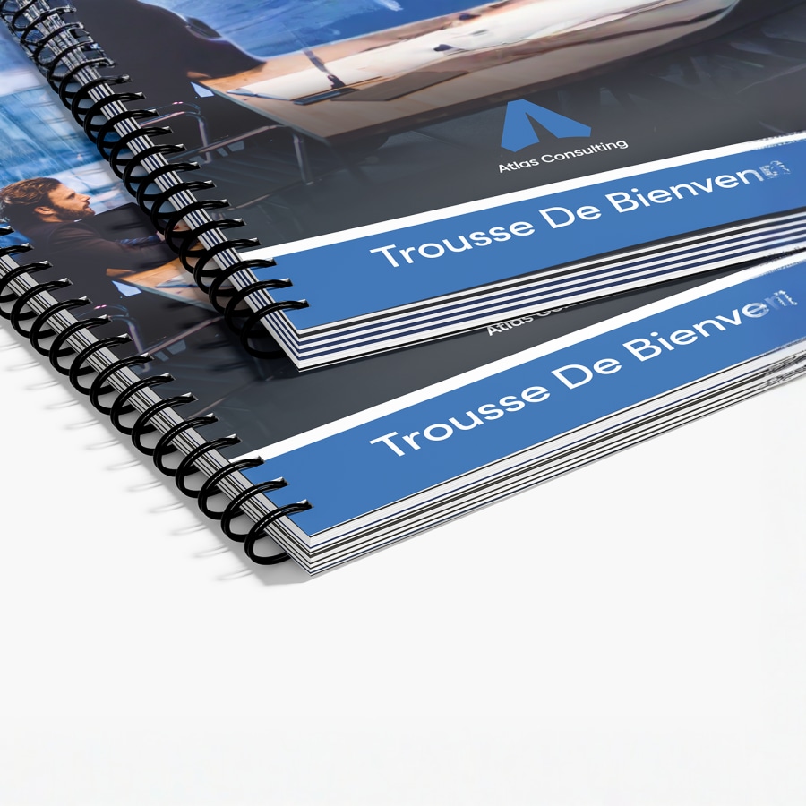 Une pile de rapports et de documents d’expertise-conseil avec reliure métallique, conçus pour promouvoir des services aux entreprises.