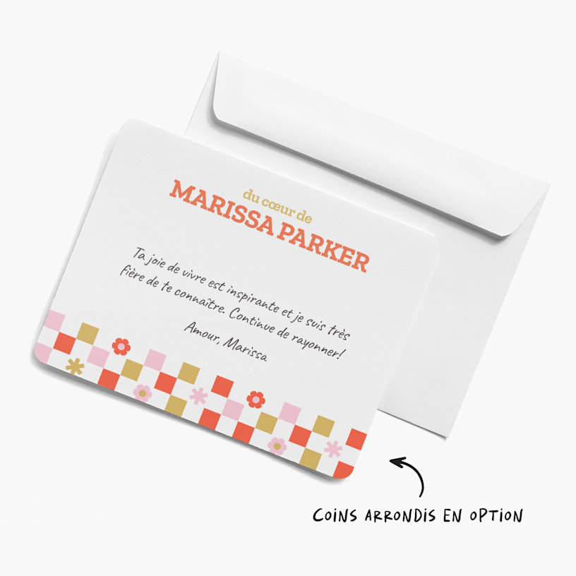 Un carton de correspondance personnalisé portant un graphisme à carreaux, avec une remarque disant que les clients peuvent ajouter les coins arrondis à leur carton. 