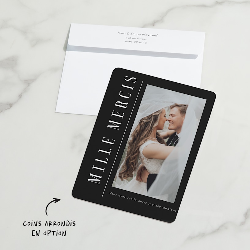 Une enveloppe et une carte de remerciement de mariage, avec une note précisant qu’il est possible d’ajouter des coins arrondis. 