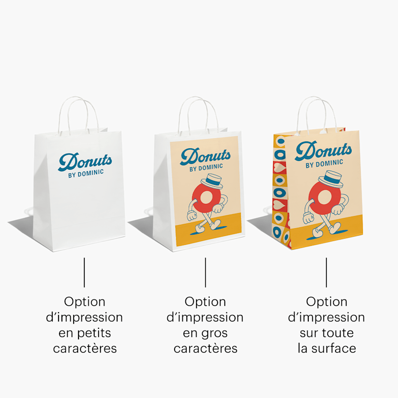 Trois sacs en papier kraft blanc arborant le même graphisme, imprimé sur une petite surface pour l’un, sur une grande surface pour l  ’autre, et sur la totalité du sac pour le troisième.