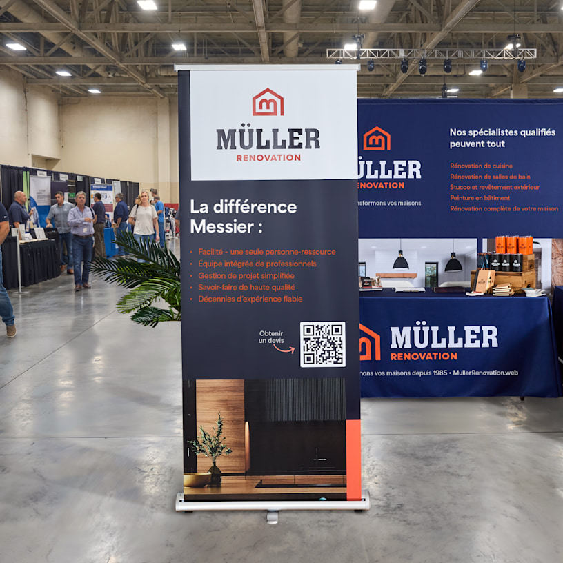 Banderole rétractable conçue pour une entreprise de décoration intérieure, installée dans un cadre moderne et minimaliste.